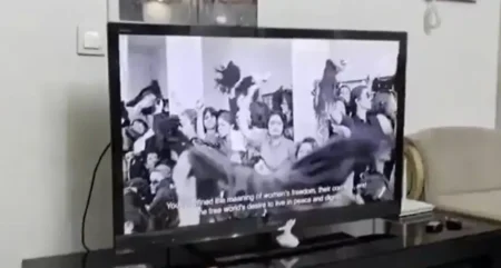 Canais de TV iranianos são invadidos por protestos contra regime islâmico