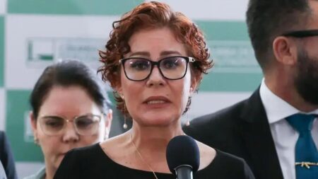 Carla Zambelli deixa o Brasil após condenação a 10 anos