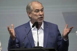 Ciro Gomes denuncia perseguição política de Lula e contestação jurídica