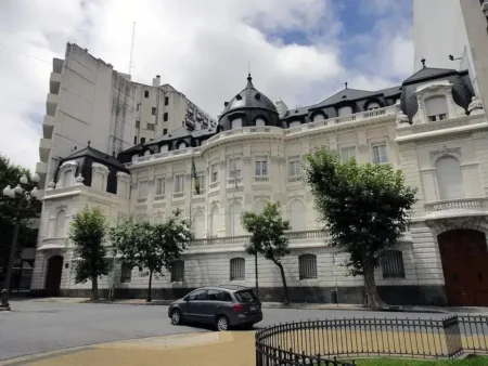 Custos elevados das residências diplomáticas brasileiras evidenciam gastos abusivos