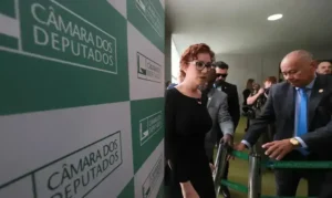 Deputada Zambelli contrata advogados no Brasil e na Itália para evitar extradição