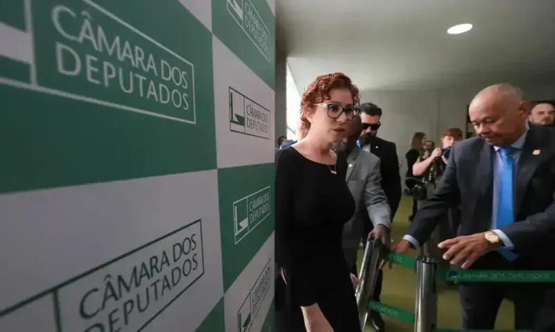 Deputada Zambelli contrata advogados no Brasil e na Itália para evitar extradição