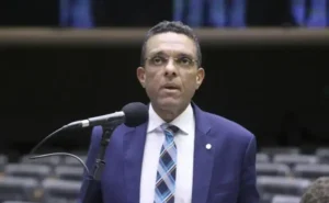 Deputado pede perdão e tenta evitar perda de mandato por ofensas a Moraes