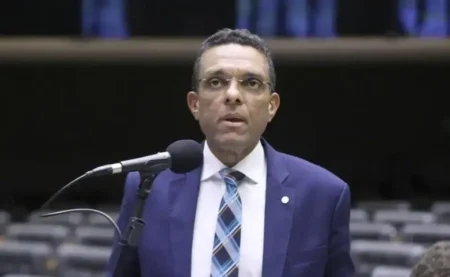 Deputado pede perdão e tenta evitar perda de mandato por ofensas a Moraes