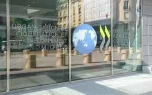 Economia mundial desacelera no início de 2025, mas Brasil mostra crescimento forte