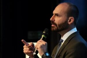 Eduardo Bolsonaro pode disputar eleição mesmo morando fora do Brasil