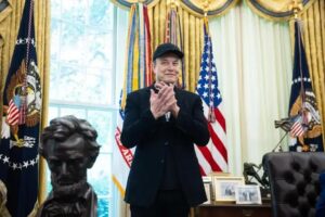 Elon Musk demonstra sinal de paz após briga com Trump