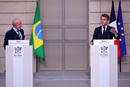 Emmanuel Macron critica Lula por culpar a Ucrânia pela guerra