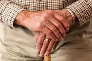 Estudo alerta: demência passa despercebida em idosos hospitalizados