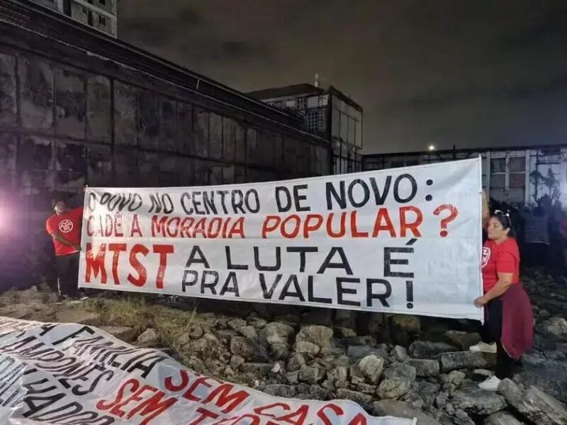 Famílias invadem terreno no Porto Maravilha por moradia social