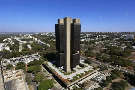 Fim do ciclo de alta: Brasil mantém juros em 14,75% e projeta cortes a partir de 2026