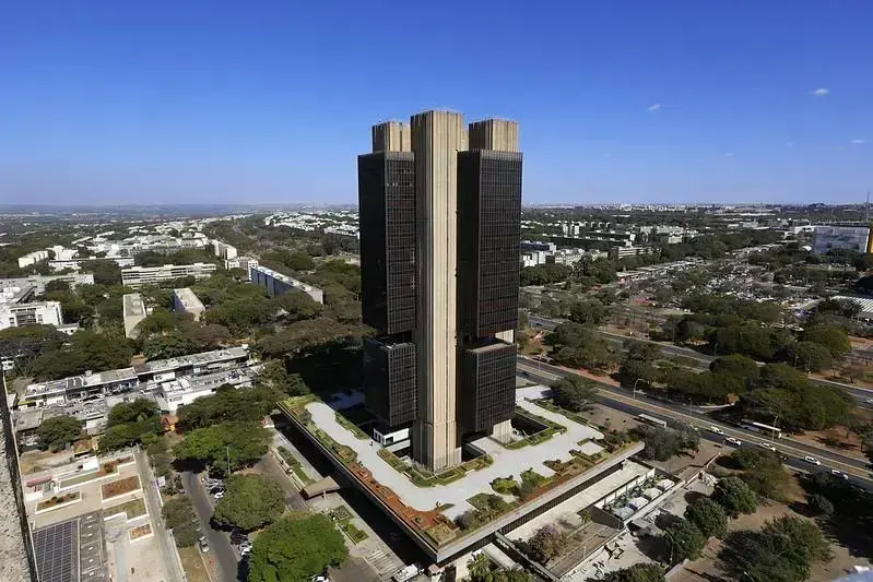 Fim do ciclo de alta: Brasil mantém juros em 14,75% e projeta cortes a partir de 2026