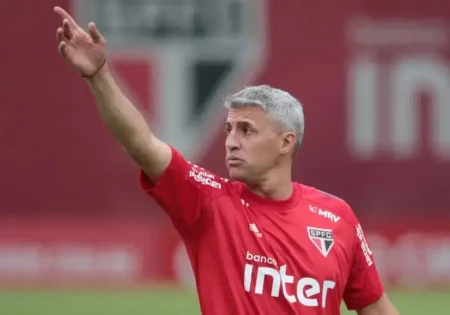 Futebol e Transferências: Impacto na Economia e na Conquista de Títulos
