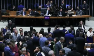 Guerra aos impostos: parlamentares contra aumento do IOF e reforma tributária
