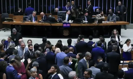 Guerra aos impostos: parlamentares contra aumento do IOF e reforma tributária