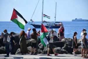 Israel impede atracagem de navio com Greta em Gaza, gera tensão internacional