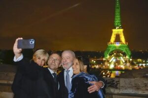 Lula e Macron tiram selfie com Torre Eiffel iluminada em verde e amarelo