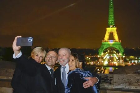 Lula e Macron tiram selfie com Torre Eiffel iluminada em verde e amarelo
