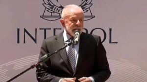 Lula evita comentar sobre Zambelli na visita à Interpol na França