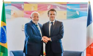 Lula visita França, recebe título e discute clima e política internacional