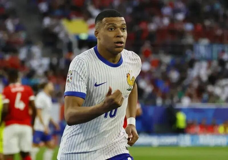Mbappé investe em vela e busca impactar jovens com projeto social