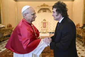 Milei se encontra com Papa no Vaticano em primeiro encontro oficial