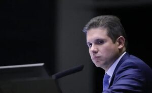 Motta afasta Zambelli por 127 dias e bloqueia salário da parlamentar