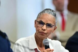 Ostentação Política: Críticas ao Governo e ao Meio Ambiente em Debate