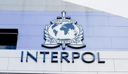PF solicita inclusão de Zambelli na lista da Interpol e TRT julga recurso