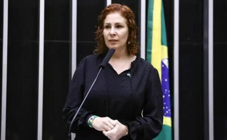 Política e Justiça: Carla Zambelli deixa o Brasil antes de ser presa