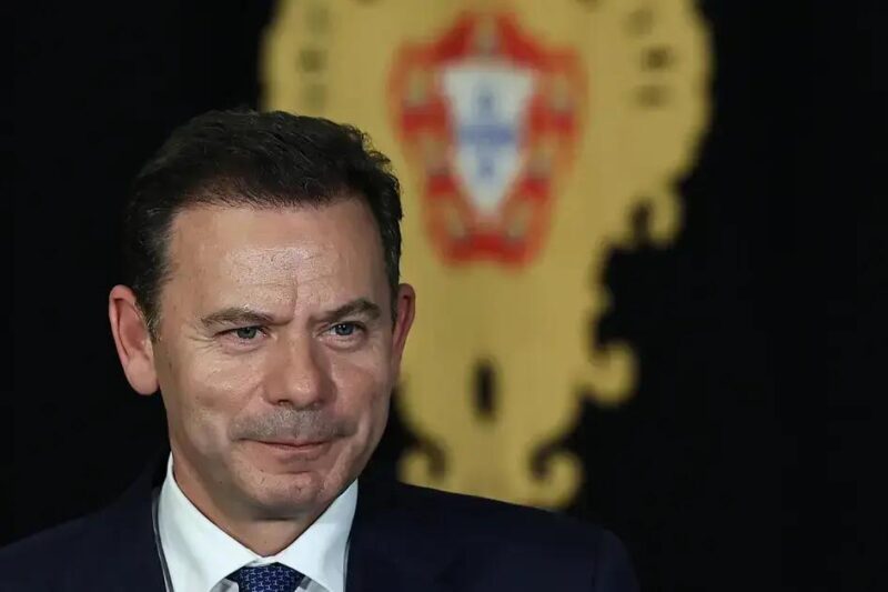 Premiê de Portugal anuncia governo de partido único, sem nomes do Chega e da esquerda