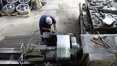 Produção Industrial no Brasil Cresce Apenas 0,1% em Abril, Apontando Desaceleração