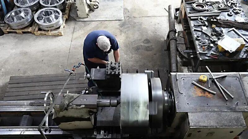 Produção Industrial no Brasil Cresce Apenas 0,1% em Abril, Apontando Desaceleração