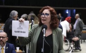 Salários Bloqueados: Zambelli na Itália e prisão decretada pelo STF