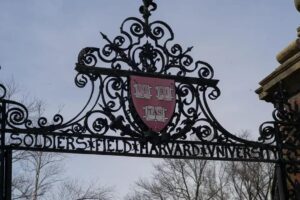 Trump veta entrada nos EUA para estudantes de Harvard por seis meses