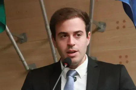 Vereador Gilson Filho critica Moraes e rasga Constituição em Recife