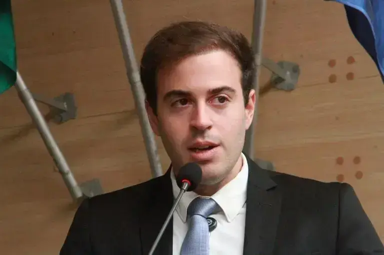 Vereador Gilson Filho critica Moraes e rasga Constituição em Recife