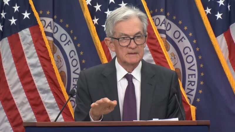 Bitcoin recua com silêncio de Trump sobre reserva estratégica e cautela do Fed