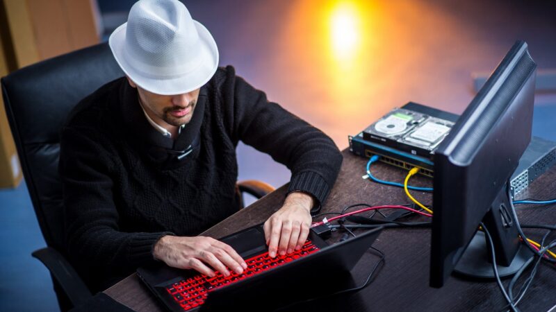Hacker rouba corretora, compra Ethereum, lucra milhões, e devolve fundos