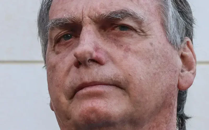 Bolsonaro denuncia perseguição política e apoio de Trump ao STF