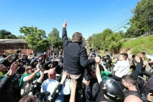 Bolsonaro participa de motociata em Brasília mesmo com tornozeleira