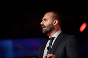 Eduardo Bolsonaro critica postura de governadores no tarifaço