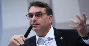 Flávio Bolsonaro pede fim da tarifa de 50% dos EUA contra Brasil