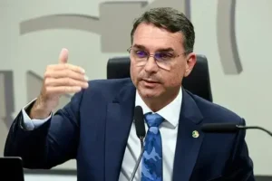 Flávio Bolsonaro rebate Rui Costa sobre sanções dos EUA