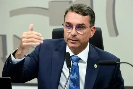 Flávio Bolsonaro rebate Rui Costa sobre sanções dos EUA