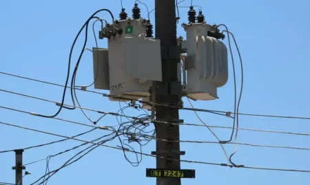 Fortes ventos causam apagão para 143 mil em São Paulo e atrasam voos