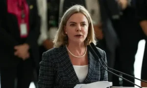 Gleisi Hofmann critica revogação de vistos do STF pelos EUA