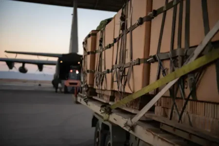 Israel amplia ajuda humanitária e retoma lançamentos em Gaza