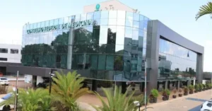 Justiça suspende resolução do CFM sobre bloqueio hormonal em menores