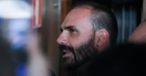 Mandato remoto pode garantir permanência de Eduardo Bolsonaro até 2026
